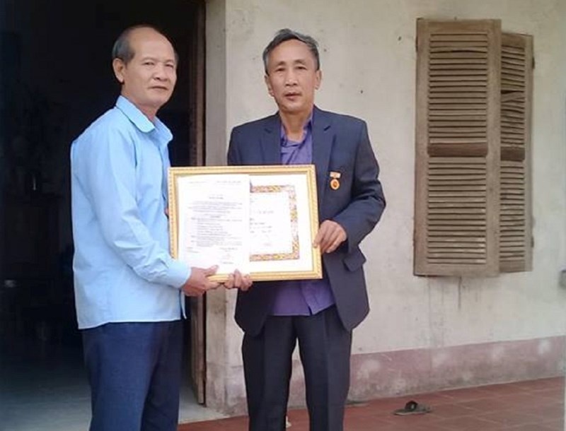 Tu tu oan Han Duc Long nhan huy hieu 30 nam tuoi Dang hinh anh