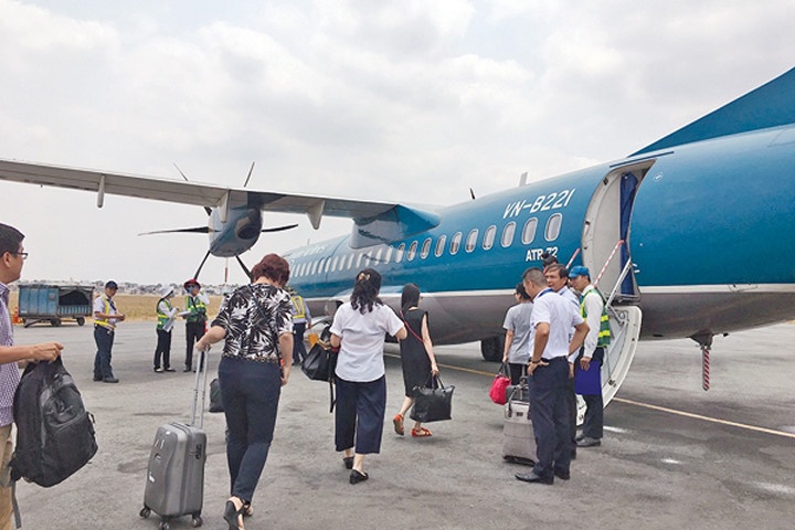 Mot cong an xa bi cam bay vi tron nop phat hinh anh