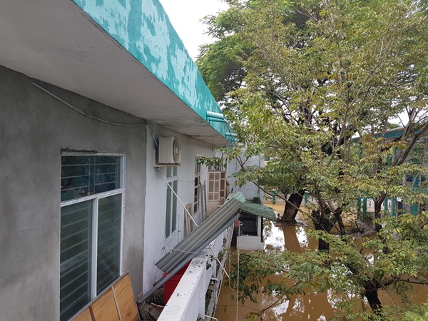 benh vien bi co lap trong lu anh 3