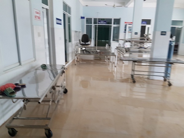 Mat dien nuoc, benh vien bi co lap trong lu mo cuu 6 san phu hinh anh