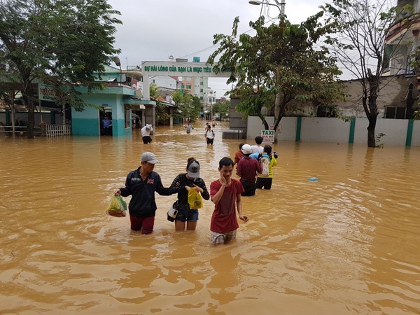 benh vien bi co lap trong lu anh 1