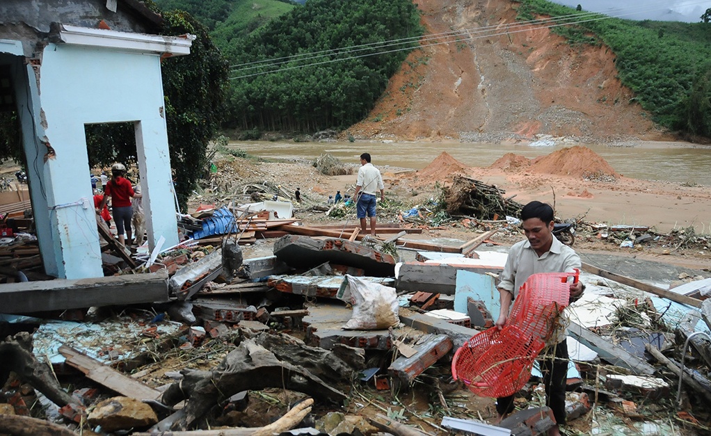 Ong ngoai cuu chau 16 thang tuoi bi vui lap do sat lo dat hinh anh