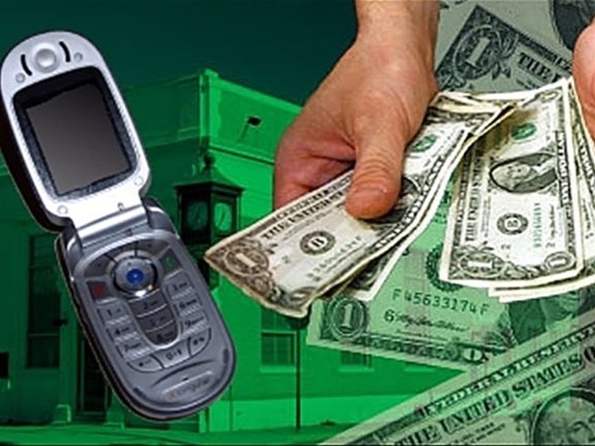 Nu du khach Thuy Si to bi lua nghin do qua dien thoai hinh anh