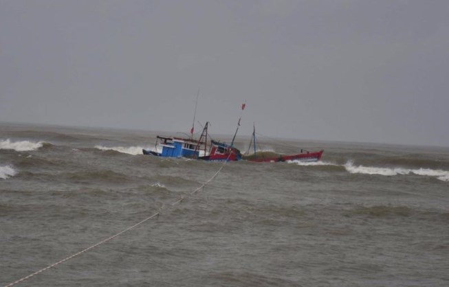 Dam chet ban tren tau roi day xac xuong bien hinh anh