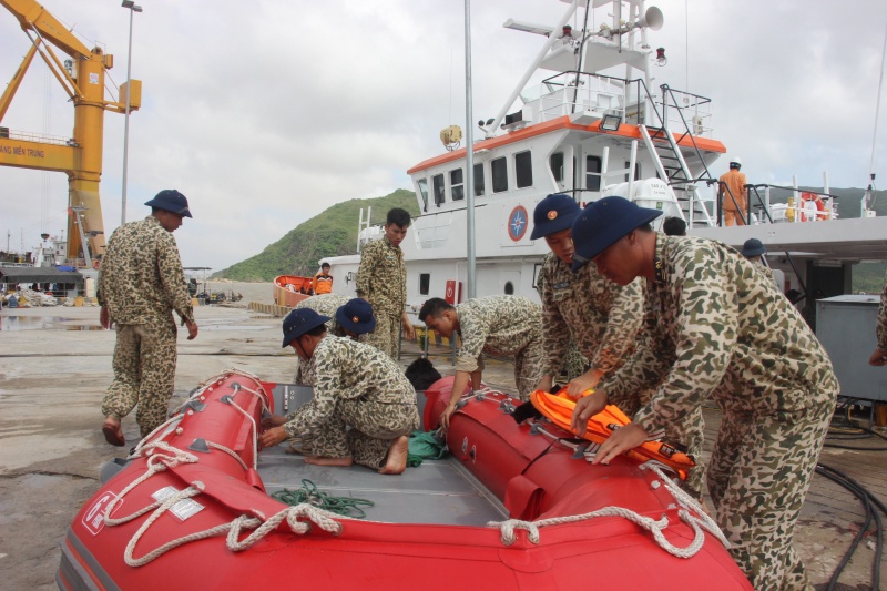 Huy dong dac cong nuoc tim thuyen vien mat tich o bien Quy Nhon hinh anh