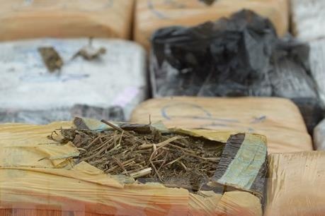 Phat hien lo hang nghi van la can sa tai san bay Noi Bai hinh anh