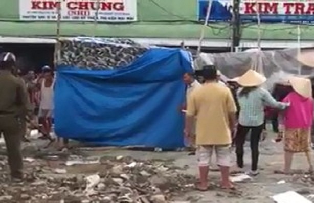 Canh sat ban chi thien khong che nguoi dan ong cam dao uy hiep hinh anh