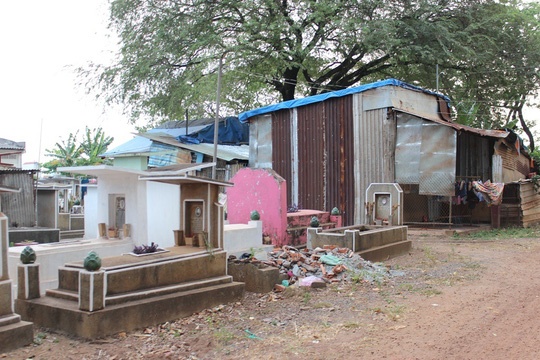 2.322 ngoi mo vang chu o nghia trang Binh Hung Hoa di ve dau? hinh anh