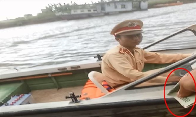 Nhan mai lo tren song anh 1