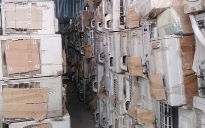 Kho hang cam nhap khau 'khung' trong bai giu xe o TP.HCM hinh anh