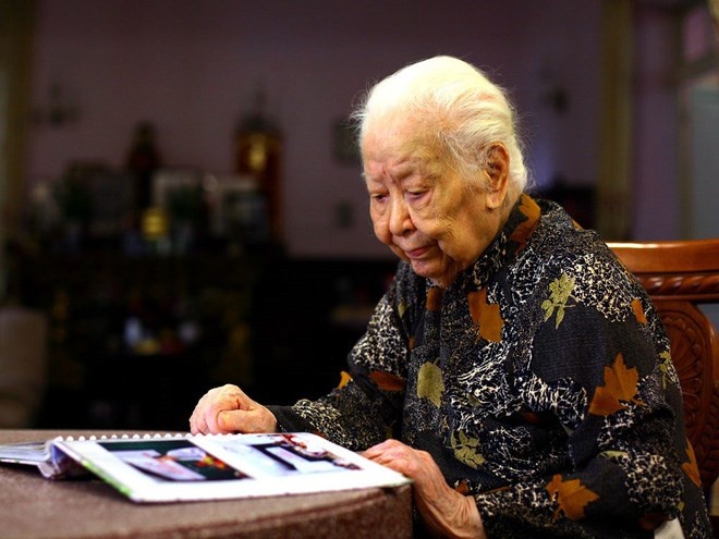 Chuyen tien phung vieng cu Hoang Thi Minh Ho cho dong bao bi bao lu hinh anh