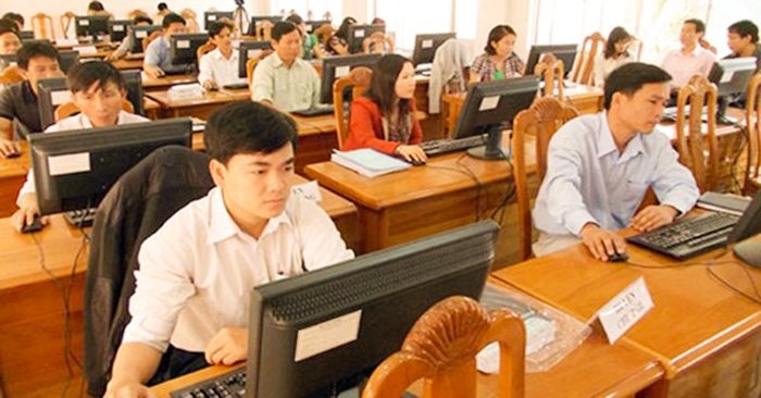 Lo de thi cong chuc Ca Mau, ky luat 8 can bo lien quan hinh anh