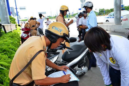 Buoc lao dong cong ich de tri vi pham giao thong hinh anh