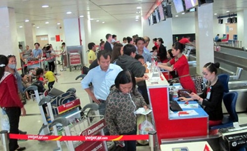 Di may bay, 'kieu nu' 22 tuoi tum ao, giat the nhan vien hang khong hinh anh