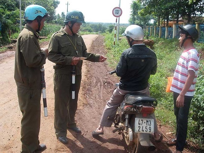 Tranh cai viec giao sung cho cong an xa hinh anh