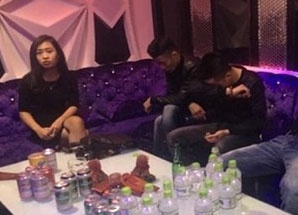 Thue phong karaoke de 'bay lac'... chao nam moi hinh anh