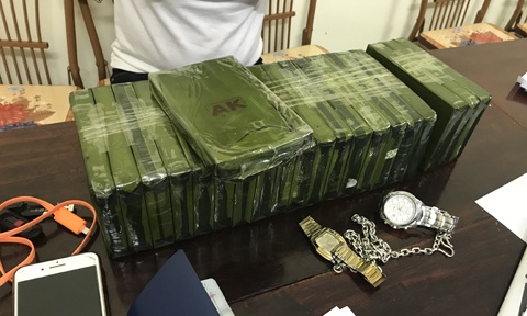 Bat vu mua ban 21 banh heroin, 2 canh sat bi thuong hinh anh