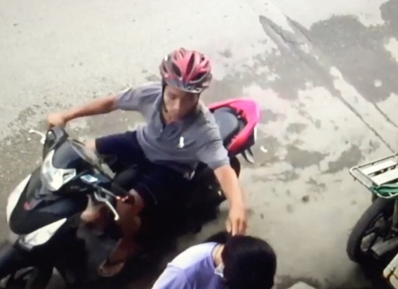 Lao xe ha guc ten cuop giat day chuyen tren duong pho Sai Gon hinh anh