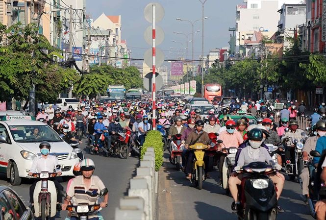 Phan luong giao thong tu xa tranh un tac dip Tet hinh anh