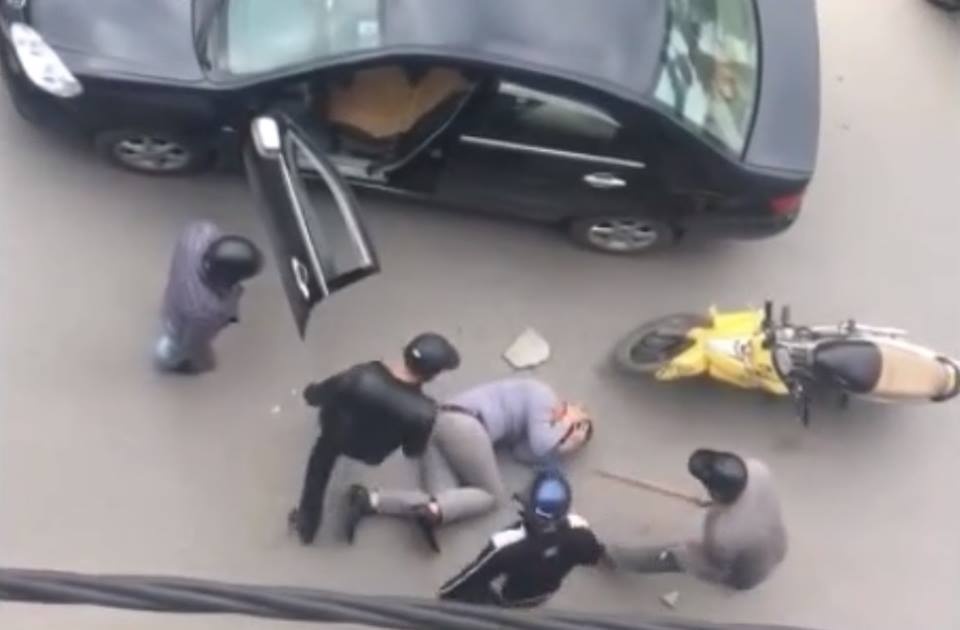 Con do dat Cang loi tai xe xuong duong vut gay toi tap hinh anh