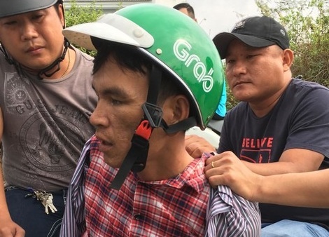 Bat ten nghien lien tiep gay ra 5 vu cuop xe om o Sai Gon hinh anh