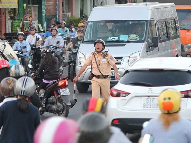 CSGT TP.HCM gong minh voi ket xe hinh anh