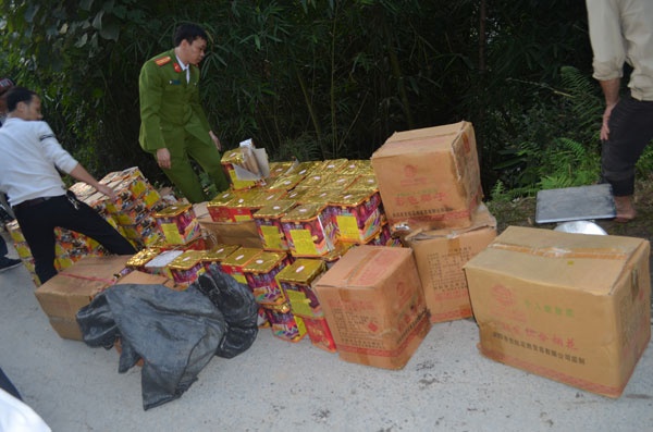 Cong an Ha Giang thu giu gan 600 kg phao tai bia rung hinh anh