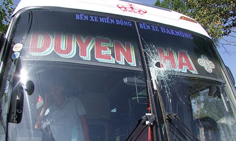 Xe khach bi nem da, tai xe bi tan cong bang binh xit hoi cay hinh anh