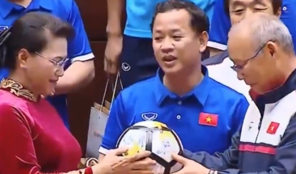 Chu tich Quoc hoi gap mat doi tuyen U23 Viet Nam hinh anh