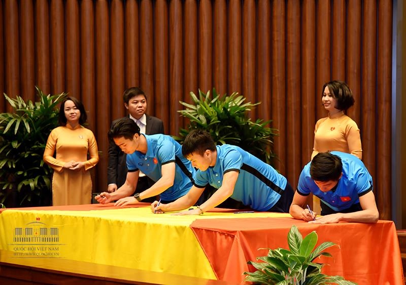 Chủ tịch quốc hội gặp mặt đội bóng U23 Việt Nam ảnh 5 Chu tich quoc hoi gap mat doi bong U23 Viet Nam anh 5