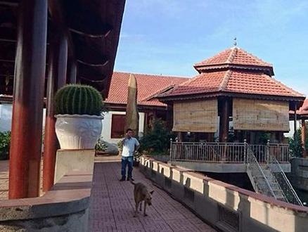 Nhung toa nha go khung o huyen noi tieng ve pha rung hinh anh