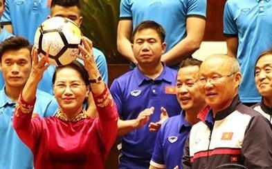 Phat bieu day cam xuc cua Chu tich Quoc hoi tai buoi gap U23 Viet Nam hinh anh