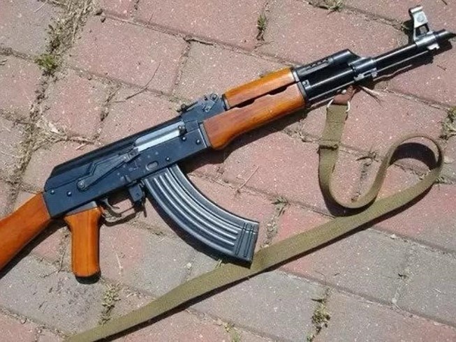 Au da, rut sung AK ban 'thi uy' hinh anh