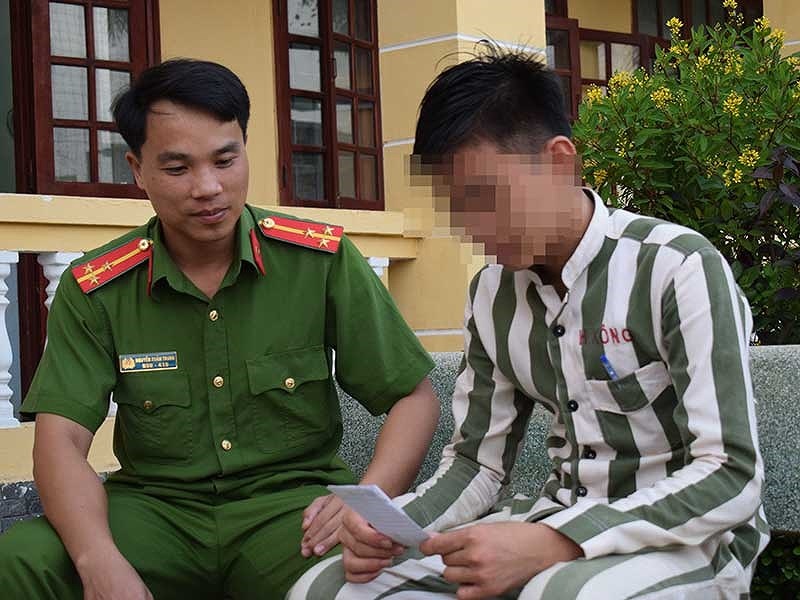 Toi pham vi thanh nien gia tang: Co be 15 tuoi da an com tu hinh anh