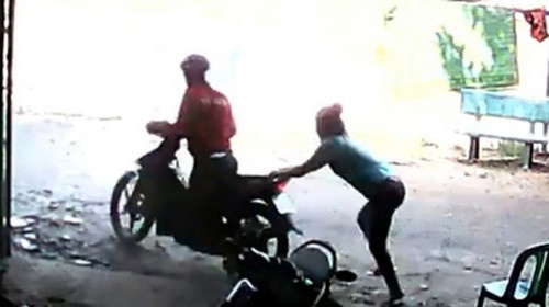 Lua ban gai len chua de trom cap xe ​ hinh anh