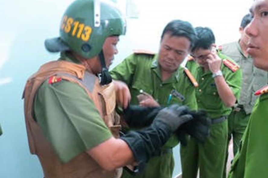 Khong che ga trai dung dao uy hiep me de va em trai ngay mung 5 Tet hinh anh
