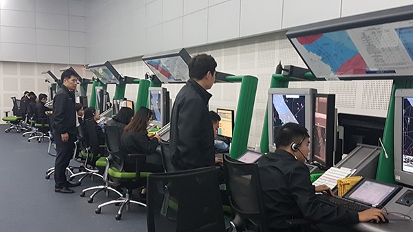 Phut 'thot tim' vi may bay mat lien lac tren troi hinh anh