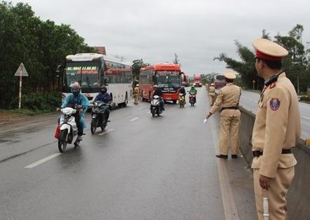 Xuat hien 'co' dua khach ne tram canh sat giao thong hinh anh