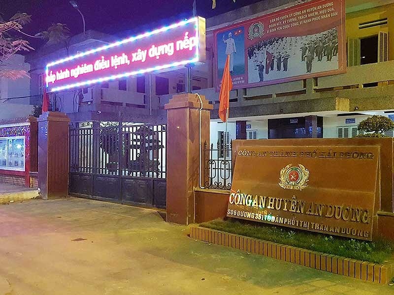 công an khám xét ảnh 1 cong an kham xet anh 1
