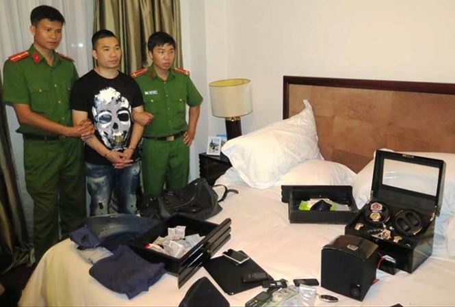 Hanh trinh xuyen dem theo dau chan toi pham hinh anh