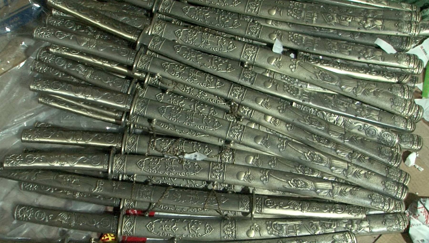 Lo sung kiem, dung cu kich duc cua nguoi phu nu bi thu giu hinh anh