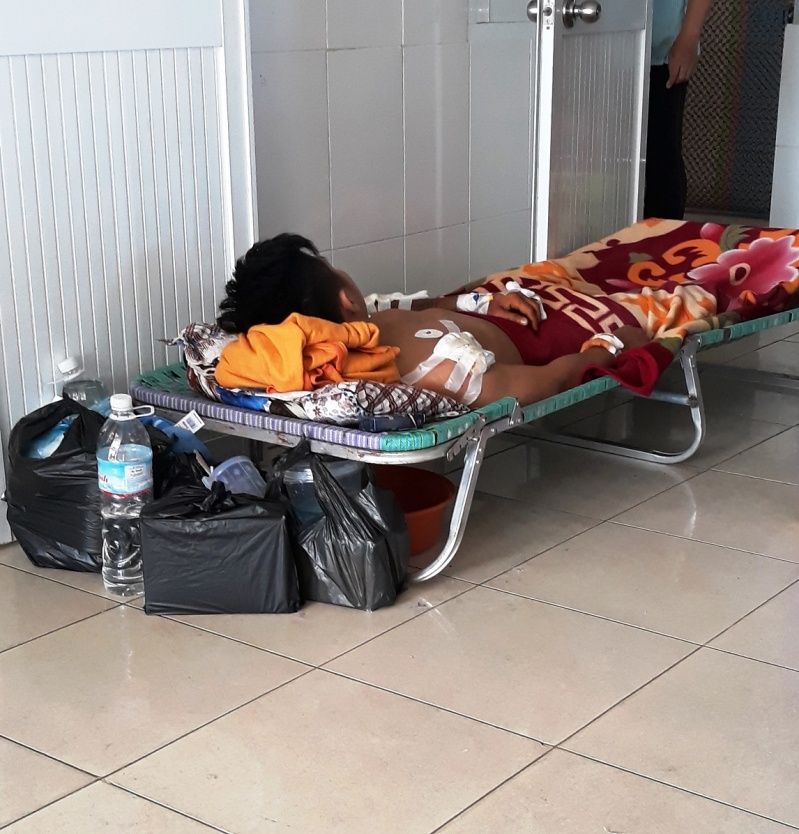 nam thanh niên bị chém 7 nhát ảnh 1 nam thanh nien bi chem 7 nhat anh 1