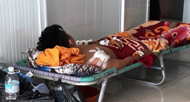 Don ban gai tu quan bar, nam thanh nien bi chem 7 nhat hinh anh