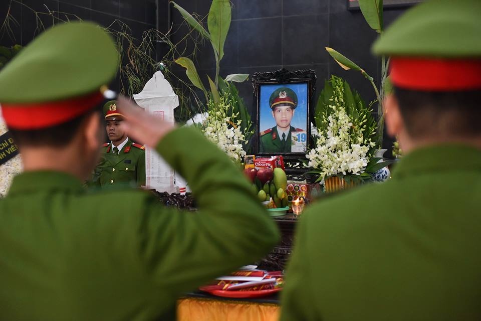 Dong doi tien dua nguoi linh PCCC hy sinh o cao toc Phap Van hinh anh