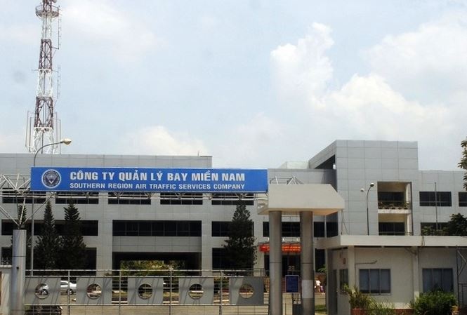 Nguoi nuoc ngoai dot nhap tru so quan ly bay luc gan 2h sang hinh anh