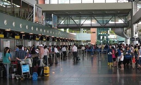 Phat hien 4 khau sung, 650 vien dan cua khach tai san bay Noi Bai hinh anh