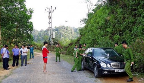 Cong an xac dinh vu 3 nguoi chet trong xe Mercedes la an mang hinh anh