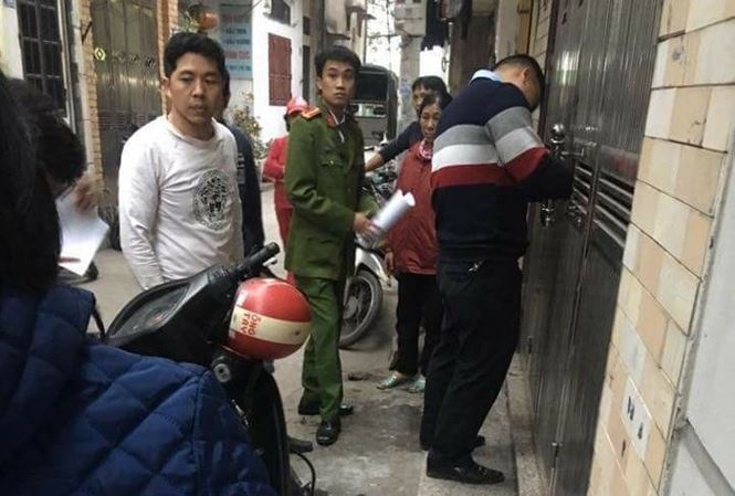 Chong cu tat axit vo truoc mat con gai 8 tuoi hinh anh
