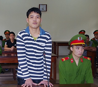 Tu hinh ga tho ho dung gach giet ban gai ngay dau gap mat hinh anh