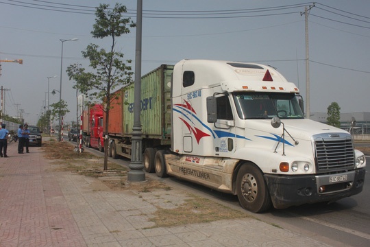 Thanh tra giao thong 'dau tri' voi tai xe cho qua tai suot nhieu gio hinh anh